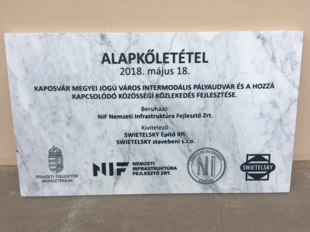 Carrarai márvány alapkőletételi tábla