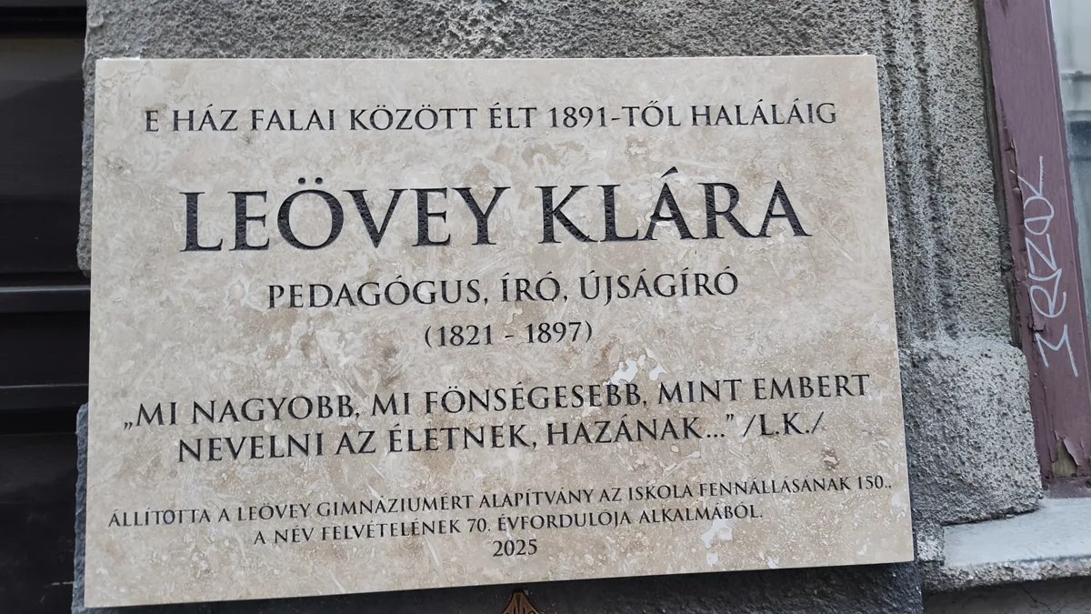 Mészkő emléktábla épülethomlokzaton, vésett felirattal