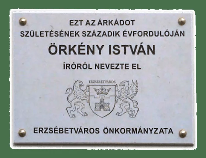 Mészkő emléktábla történelmi épület homlokzatán, vésett felirattal